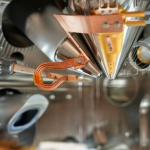 Ice shield prevents ice contamination in focused ion beams and scanning electron microscopes