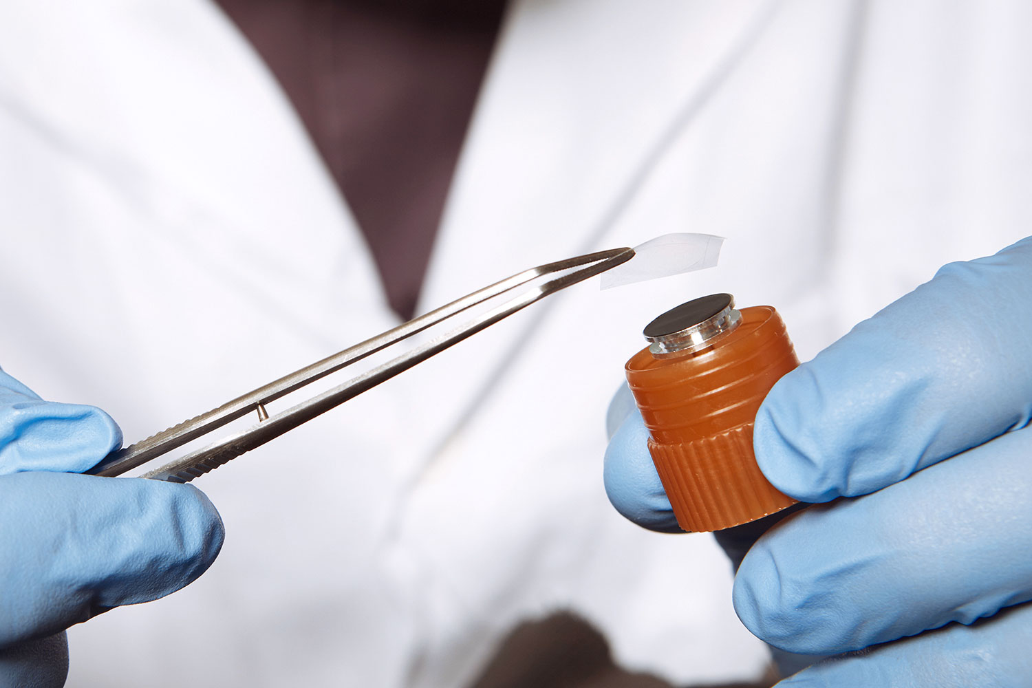 Image of a scientist preparing a gunshot residue sample