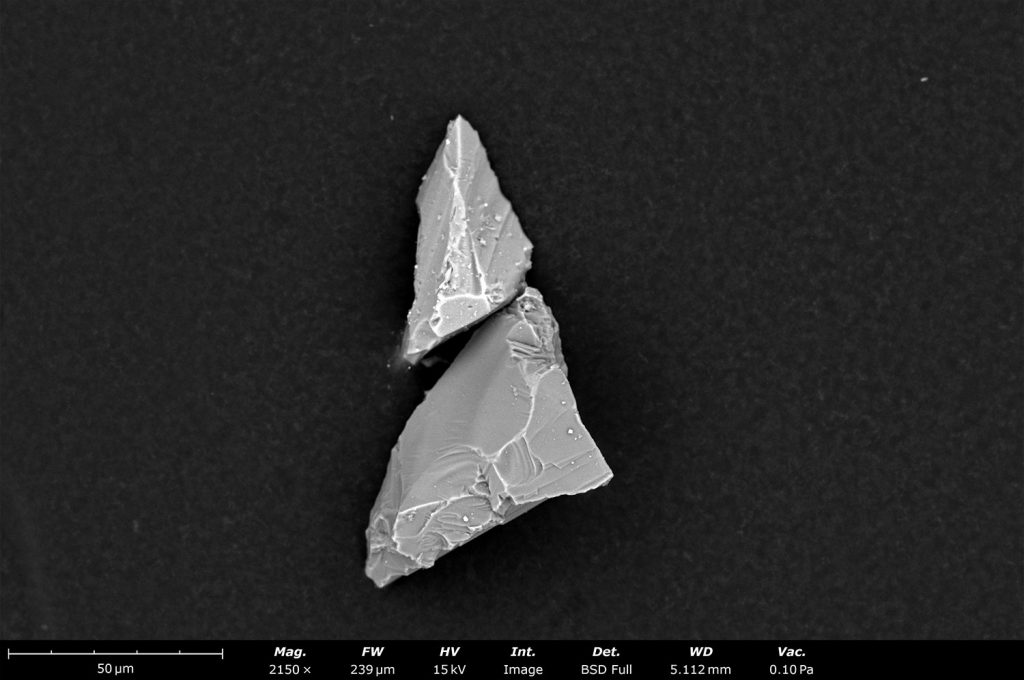 Hard glass and Al2O3 particle located during technical cleanliness checks